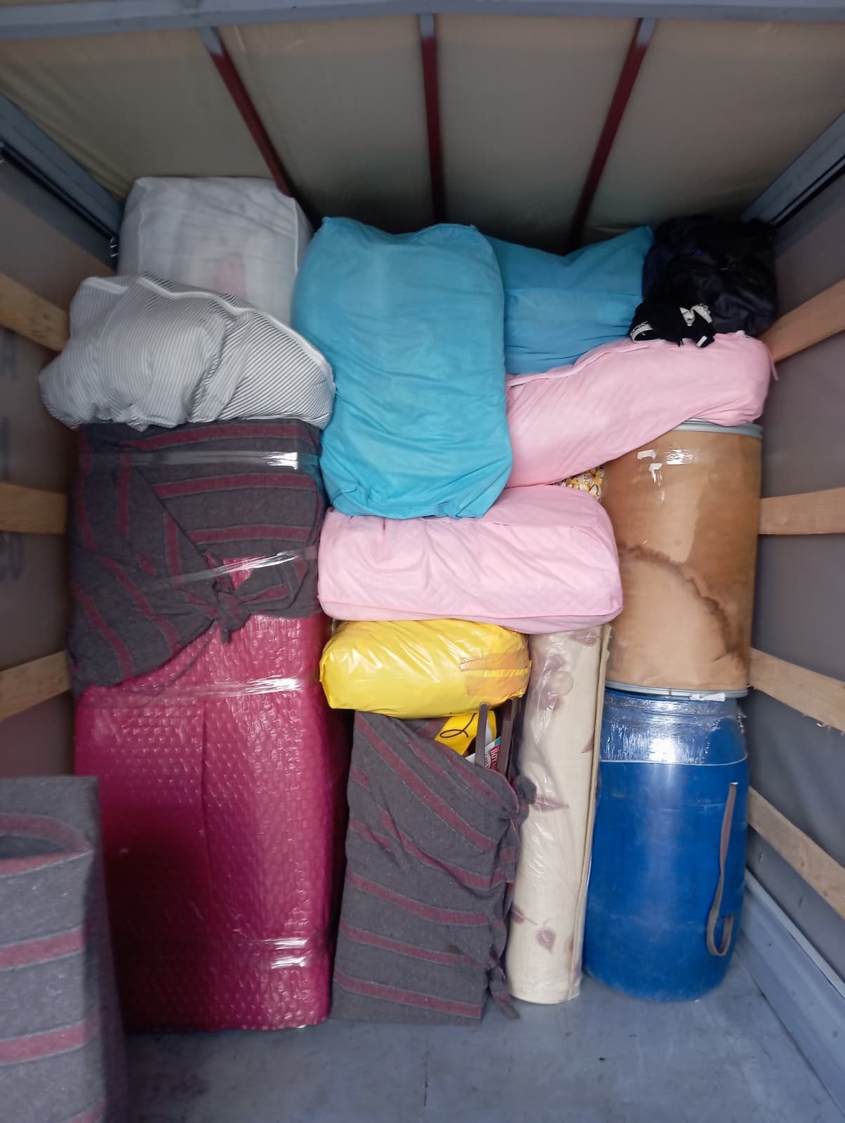 Nakliye aracının içindeki paketlenmiş eşyalar