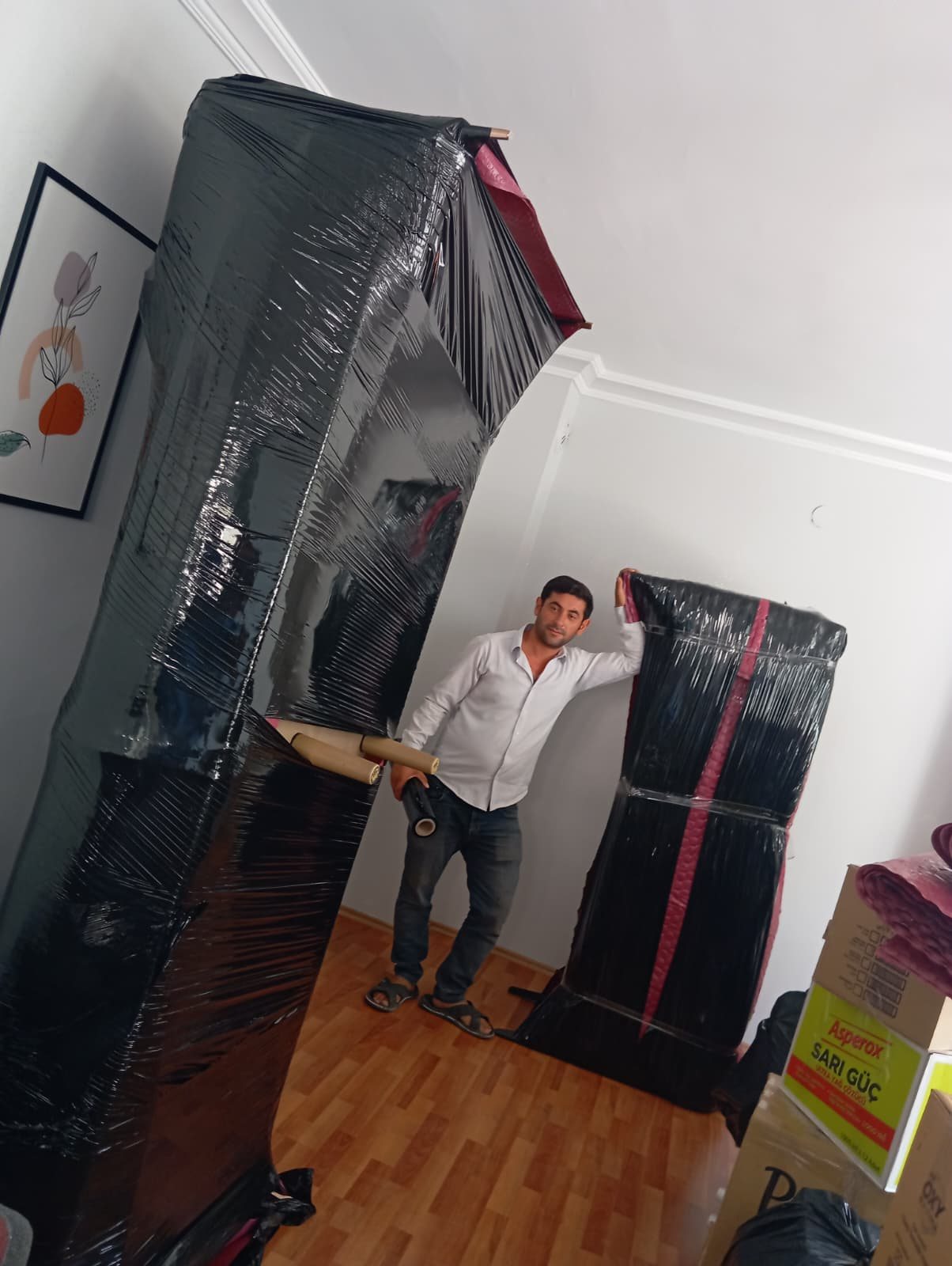 Siyah streç ile paketlenmiş mobilyalar